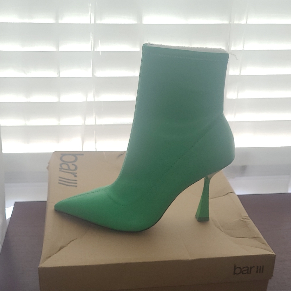 BAR III Women’s Olevia Booties
